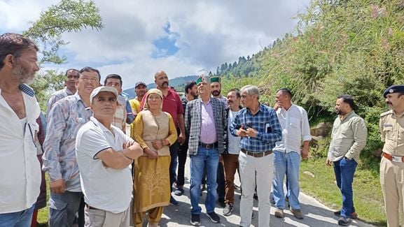 12/20 क्षेत्र में हुए नुकसान का जायजा लेने के बाद बैठक को संबोधित करते सातवें वित्तायोग अध्यक्ष 12/20 क्षेत्र में हुए नुकसान का जायजा लेने के बाद बैठक को संबोधित करते सातवें वित्तायोग अध्यक्ष