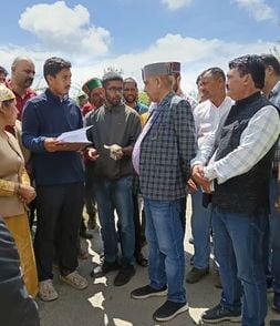 12/20 क्षेत्र में हुए नुकसान का जायजा लेने के बाद बैठक को संबोधित करते सातवें वित्तायोग अध्यक्ष 12/20 क्षेत्र में हुए नुकसान का जायजा लेने के बाद बैठक को संबोधित करते सातवें वित्तायोग अध्यक्ष