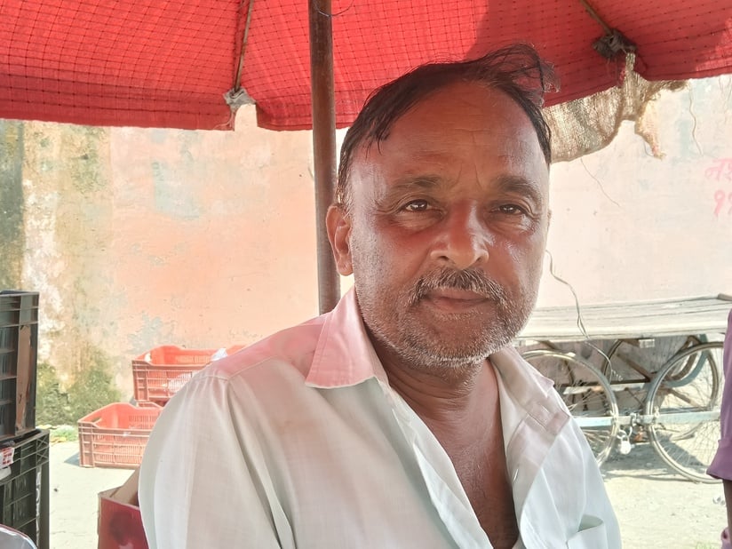 602...पुरानी सब्जी मंडी में खरीदारी करते लोग। संवाद