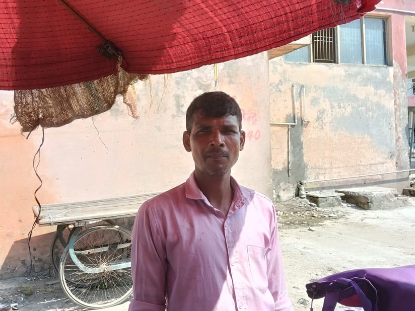 602...पुरानी सब्जी मंडी में खरीदारी करते लोग। संवाद