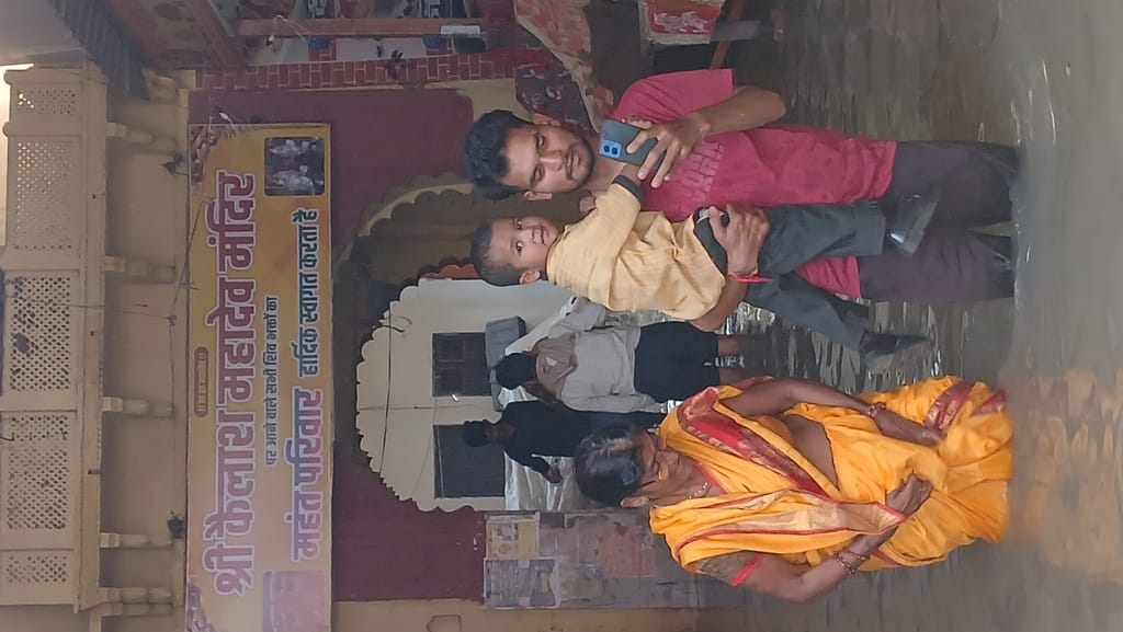आगरा : कैलाश मंदिर में भरा पानी।
