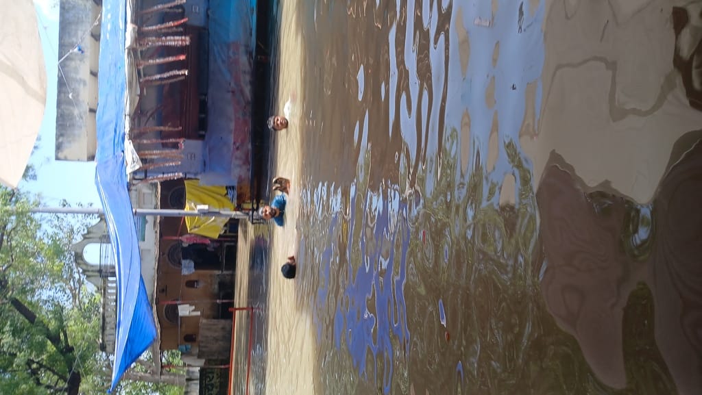 आगरा : कैलाश मंदिर में भरा पानी।