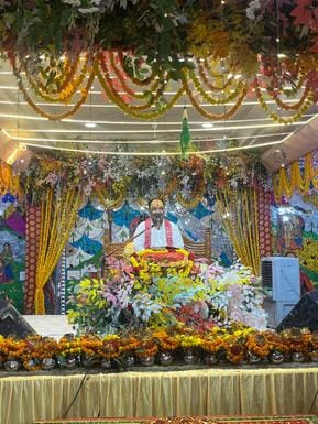 अंबाला छावनी के श्री सनातन धर्म मंदिर में प्रवचन करते श्रीराम मुदगल शास्त्री। प्रवक्ता
