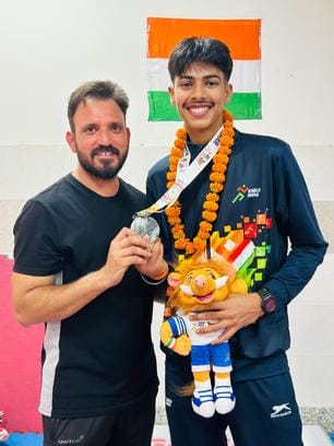 अंबाला कैंट के तलवारबाज  प्रभकरण फरीराबाद में चल रही स्कूल स्टेट गेम्स में झटका कांस्य पदक दिखा