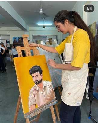 अपनी पेंटिंग को दिखातीं चाहत सग्गू। स्वयं अपनी पेंटिंग को दिखातीं चाहत सग्गू। स्वयं