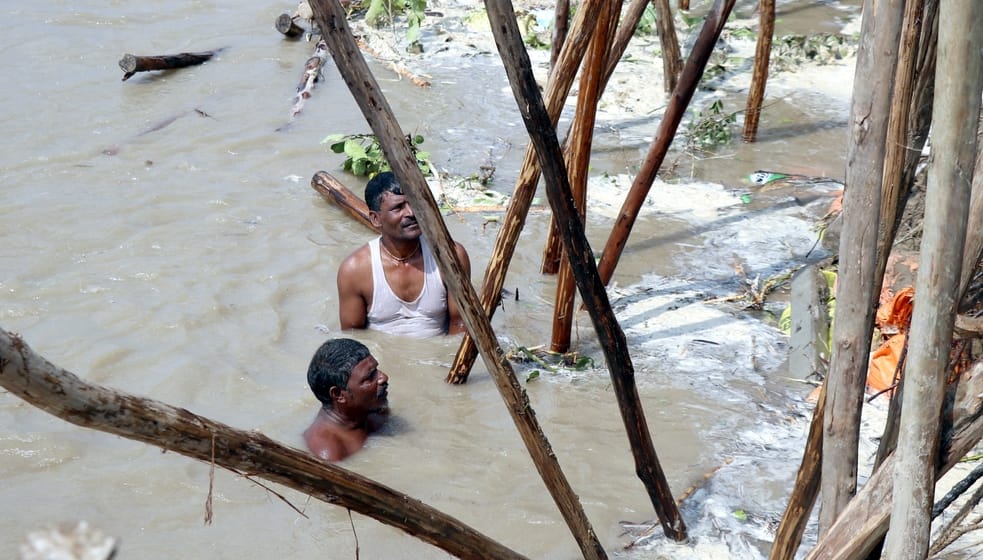 बिजनौर में गंगा बैराज के तटबंध का कटान को रोकने तारों का जाल लगाते ग्रामीण। संवाद