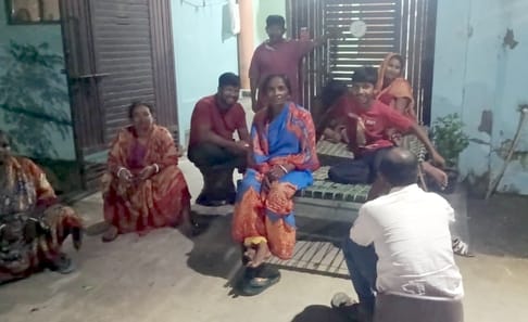बिजनौर में गंगा बैराज के तटबंध के टूटने के डर से अपने पशुओं के साथ हाइवे पर चारपाई पर लेटे ग्रा बिजनौर में गंगा बैराज के तटबंध के टूटने के डर से अपने पशुओं के साथ हाइवे पर चारपाई पर लेटे ग्रा
