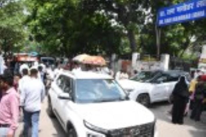 बलरामपुर अस्पताल के बाहर जाम में फंसी गाड़ियां।