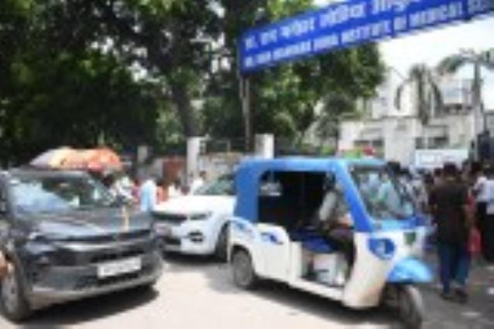 बलरामपुर अस्पताल के बाहर जाम में फंसी गाड़ियां।