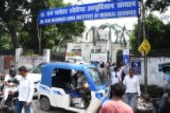 बलरामपुर अस्पताल के बाहर जाम में फंसी गाड़ियां।