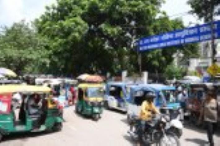 बलरामपुर अस्पताल के बाहर जाम में फंसी गाड़ियां।