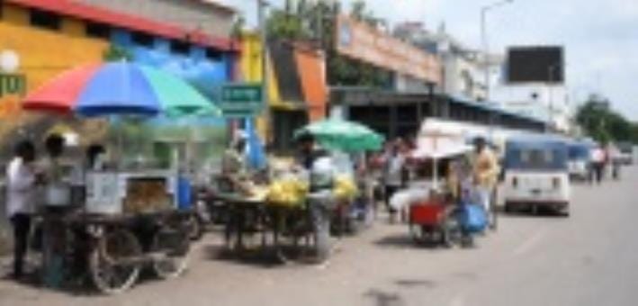 बलरामपुर अस्पताल के बाहर जाम में फंसी गाड़ियां।