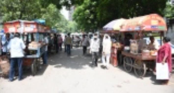 बलरामपुर अस्पताल के बाहर जाम में फंसी गाड़ियां।