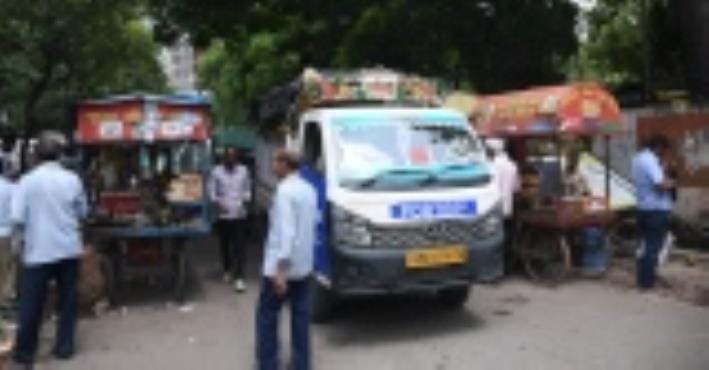 बलरामपुर अस्पताल के बाहर जाम में फंसी गाड़ियां।