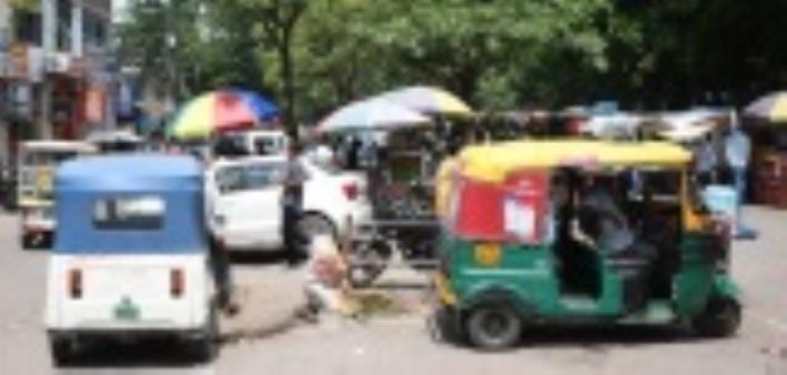 बलरामपुर अस्पताल के बाहर जाम में फंसी गाड़ियां।