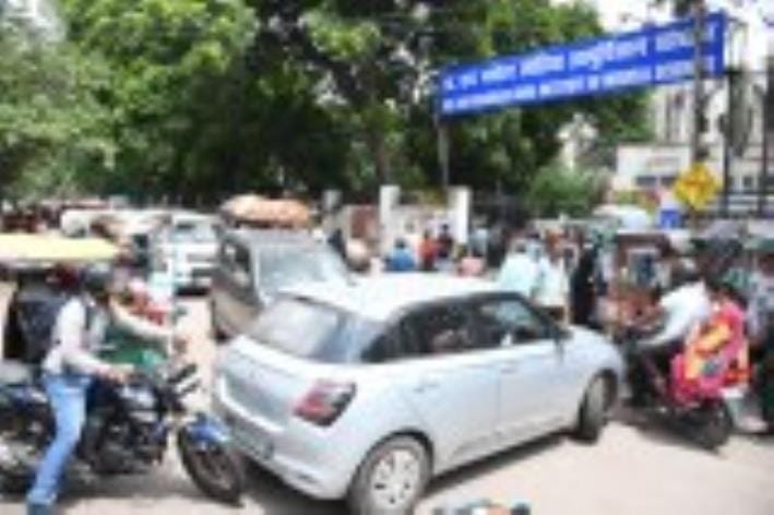 बलरामपुर अस्पताल के बाहर जाम में फंसी गाड़ियां।