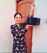 बायोडिग्रेडेबल मच्छर नाशक टोकरी दिखाती छात्रा अदिति। संवाद बायोडिग्रेडेबल मच्छर नाशक टोकरी दिखाती छात्रा अदिति। संवाद