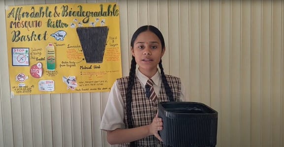 बायोडिग्रेडेबल मच्छर नाशक टोकरी दिखाती छात्रा अदिति। संवाद बायोडिग्रेडेबल मच्छर नाशक टोकरी दिखाती छात्रा अदिति। संवाद