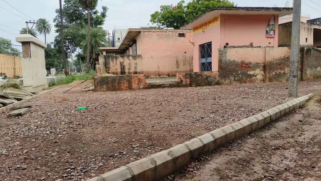 चार दिन पूर्व का फोटो है मुख्य मार्ग के पास स्थित प्राचीन कुआ स्रोत संवाद