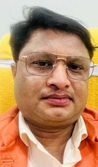 एमओयू साइन करते स्वामी चिन्मयानंद व प्रमुख सचिव उच्च शिक्षा। स्रोत: कॉलेज एमओयू साइन करते स्वामी चिन्मयानंद व प्रमुख सचिव उच्च शिक्षा। स्रोत: कॉलेज