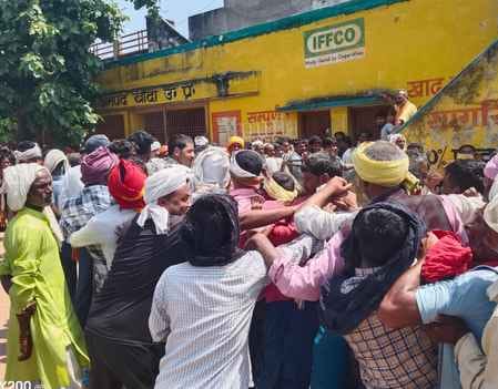 फोटो - 04 बांदा-प्रयागराज हाईवे को जाम कर नारेबाजी करते किसान। संवाद