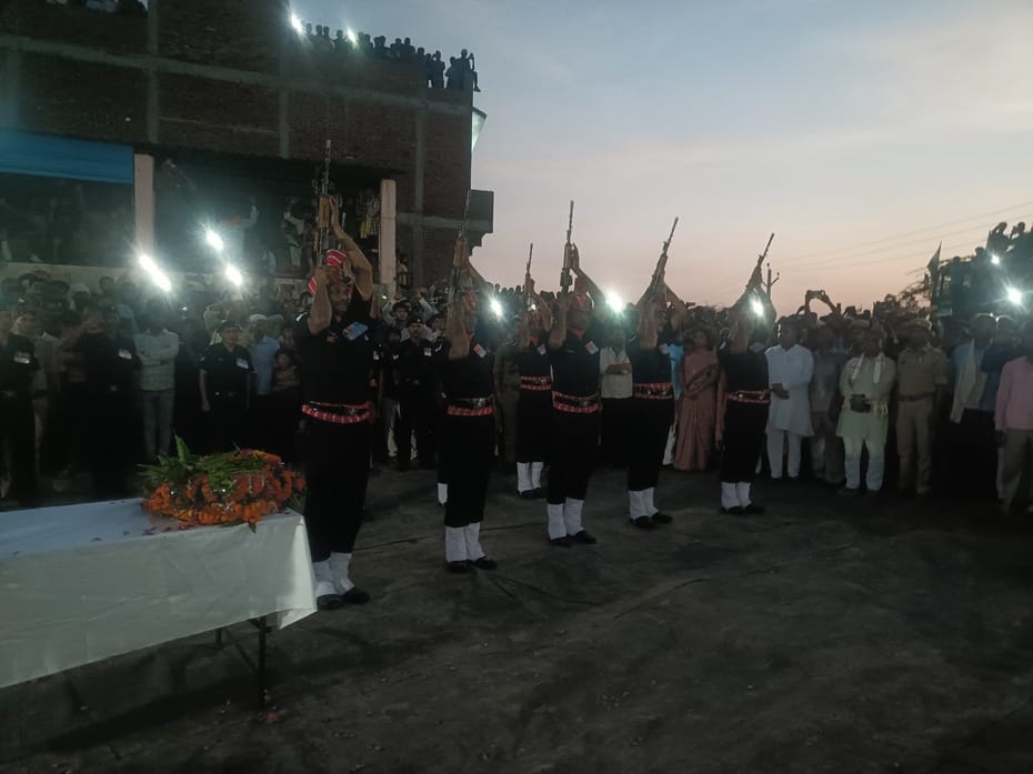 फोटो-10 एयूआरपी 34 शहीद को श्रद्धांजलि देते डीएम। संवाद फोटो-10 एयूआरपी 34 शहीद को श्रद्धांजलि देते डीएम। संवाद