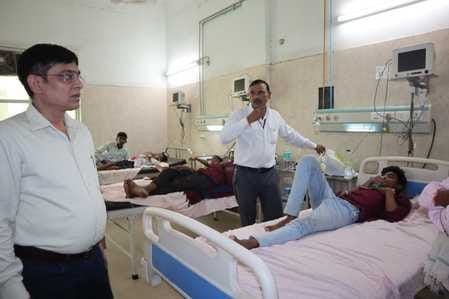 फोटो- 10 मेडिकल कॉलेज के वार्ड ब्लॉक में भर्ती मरीजों को देखते प्रधानाचार्य। संवाद फोटो- 10 मेडिकल कॉलेज के वार्ड ब्लॉक में भर्ती मरीजों को देखते प्रधानाचार्य। संवाद