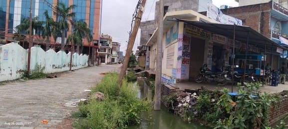 फोटो-10एयूआरपी 18- सिकुड़े मैनपूठ नाले में फंसा कूड़ा। फाइल फोटो
