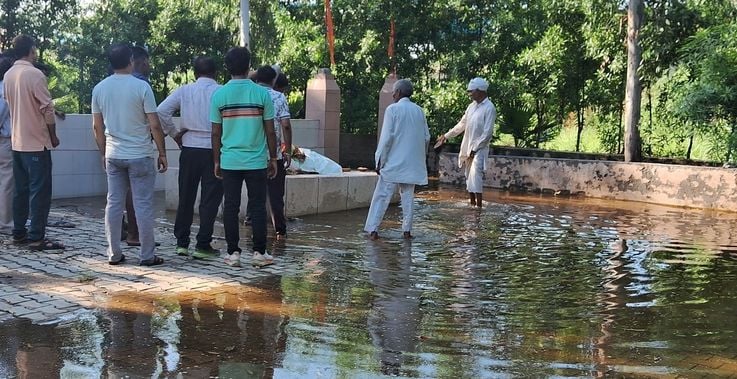 फोटो 13: सोनीपत के खरखौदा स्थित पचपीर बस्ती में भरे पानी में खड़े होकर निकासी की मांग करती महि फोटो 13: सोनीपत के खरखौदा स्थित पचपीर बस्ती में भरे पानी में खड़े होकर निकासी की मांग करती महि