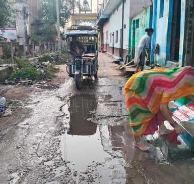 फोटो - 17 क्षतिग्रस्त गौराबाबा मंदिर मार्ग में जलभराव से गुजरता रिक्शा। संवाद
