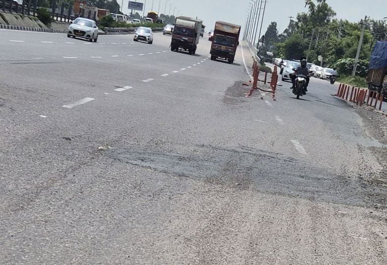 फोटो :20: सोनीपत में बहालगढ़ के पास नेशनल हाईवे के संपर्क मार्ग पर पत्थर व तारकोल से भरा गया गड फोटो :20: सोनीपत में बहालगढ़ के पास नेशनल हाईवे के संपर्क मार्ग पर पत्थर व तारकोल से भरा गया गड