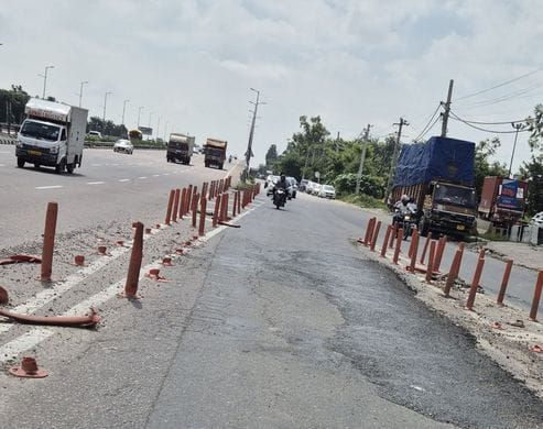 फोटो :20: सोनीपत में बहालगढ़ के पास नेशनल हाईवे के संपर्क मार्ग पर पत्थर व तारकोल से भरा गया गड फोटो :20: सोनीपत में बहालगढ़ के पास नेशनल हाईवे के संपर्क मार्ग पर पत्थर व तारकोल से भरा गया गड