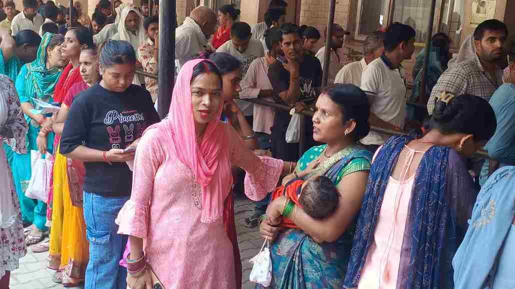 -फोटो 66 : नागरिक अस्पताल में ओपीडी कार्ड बनवाने के लिए लगी लोगों की लंबी लाइन। संवाद