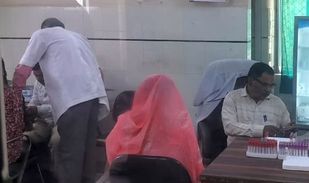 फोटो05सीकेटीपी-9- परिचय- अस्पताल के पैथॉलाजी सेंटर में जांच के लिए बैठी महिला और मोबाइल में व्य