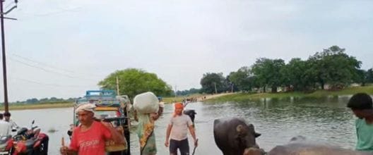 फोटो09सीकेटीपी-13 परिचय- बाढ़ के चलते राजापुर के अर्की गांव की मुख्य सड़क पर जलभराव होने पर पान