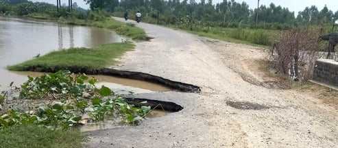 जलालाबाद में कोलाघाट मार्ग पर धंसी सड़क। संवाद जलालाबाद में कोलाघाट मार्ग पर धंसी सड़क। संवाद