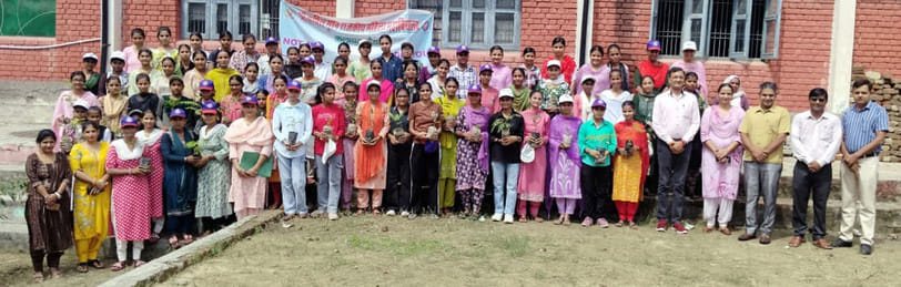 कलायत। काॅलेज प्रांगण में सफाई अभियान चलाती छात्राएं। संवाद कलायत। काॅलेज प्रांगण में सफाई अभियान चलाती छात्राएं। संवाद