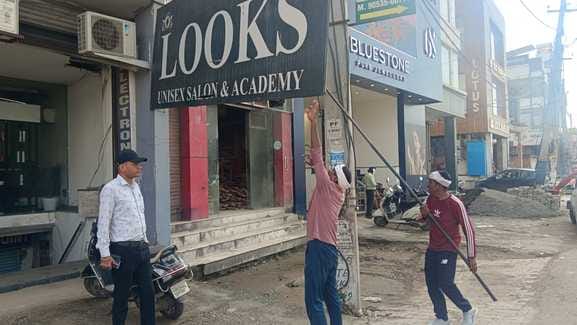 कुरुक्षेत्र। अतिक्रमण हटाते हुए नगर परिषद टीम। संवाद