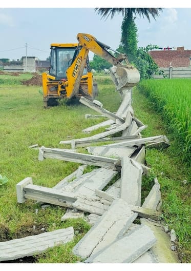 कुरुक्षेत्र। अवैध निर्माण को नष्ट करती जेसीबी। विज्ञप्ति