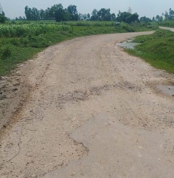 कांट के अभायन गांव से महमदपुर जाने वाला जर्जर मार्ग। संवाद कांट के अभायन गांव से महमदपुर जाने वाला जर्जर मार्ग। संवाद