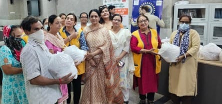 कैंट के नागरिक अस्पताल में टीबी के मरीजों को राशन वितरित करती हुई पीएमओ डॉ. पूजा पेंटल व क्लब क कैंट के नागरिक अस्पताल में टीबी के मरीजों को राशन वितरित करती हुई पीएमओ डॉ. पूजा पेंटल व क्लब क