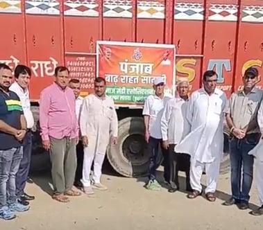 लाडवा। पंजाब में बाढ़ पीड़ितों को राहत देने के लिए पशुओं के चारे का ट्रक रवाना करते एसोसिएशन लाडवा। पंजाब में बाढ़ पीड़ितों को राहत देने के लिए पशुओं के चारे का ट्रक रवाना करते एसोसिएशन