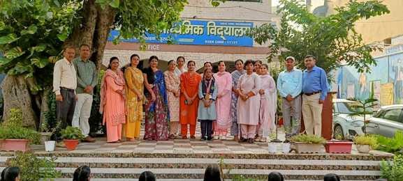 लाडवा। प्रतियोगिता में विजेता छात्रा स्वाति के साथ  प्राचार्य रणजीत कौर व अन्य। स्वयं