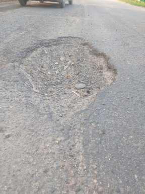 लावड़- लावड़ रोड पर दौराला में गड्ढों में डाले गए पत्थर। स्रोत : संवाद लावड़- लावड़ रोड पर दौराला में गड्ढों में डाले गए पत्थर। स्रोत : संवाद