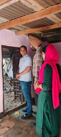 मंडी माणवा में नुकसान का निरीक्षण करने पहुंचे डीसी और एसडीएम सदर। स्रोत: डीपीआरओ मंडी माणवा में नुकसान का निरीक्षण करने पहुंचे डीसी और एसडीएम सदर। स्रोत: डीपीआरओ