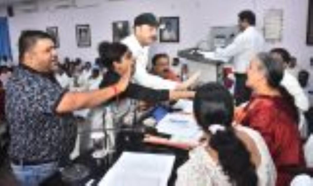 नगर निगम सदन की बैठक।