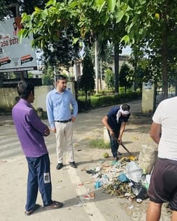 पिहोवा। सफाई व्यवस्था का जायजा लेने के दौरान ही मौके पर पड़े मिले  कचरे को उठवाते  एसडीमए अभिन