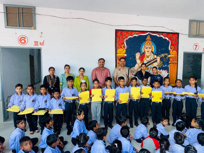 पिहोवा। स्कूली बच्चों को कॉपियां वितरित करते संस्था के पदाधिकारी व मुख्यातिथि। विज्ञप्ति पिहोवा। स्कूली बच्चों को कॉपियां वितरित करते संस्था के पदाधिकारी व मुख्यातिथि। विज्ञप्ति