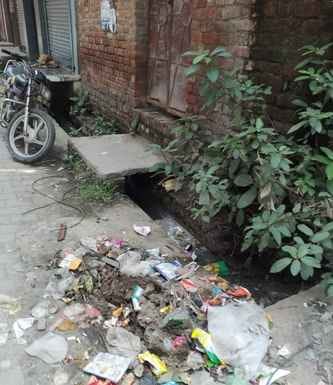 पानी के सैंपल लेते टीम के सदस्य। स्रोत : विभाग पानी के सैंपल लेते टीम के सदस्य। स्रोत : विभाग