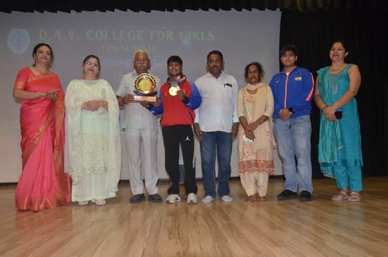 प्रतिभा खोज प्रतियोगिता के विजेताओं के साथ मुख्यातिथि व अन्य। संस्थान